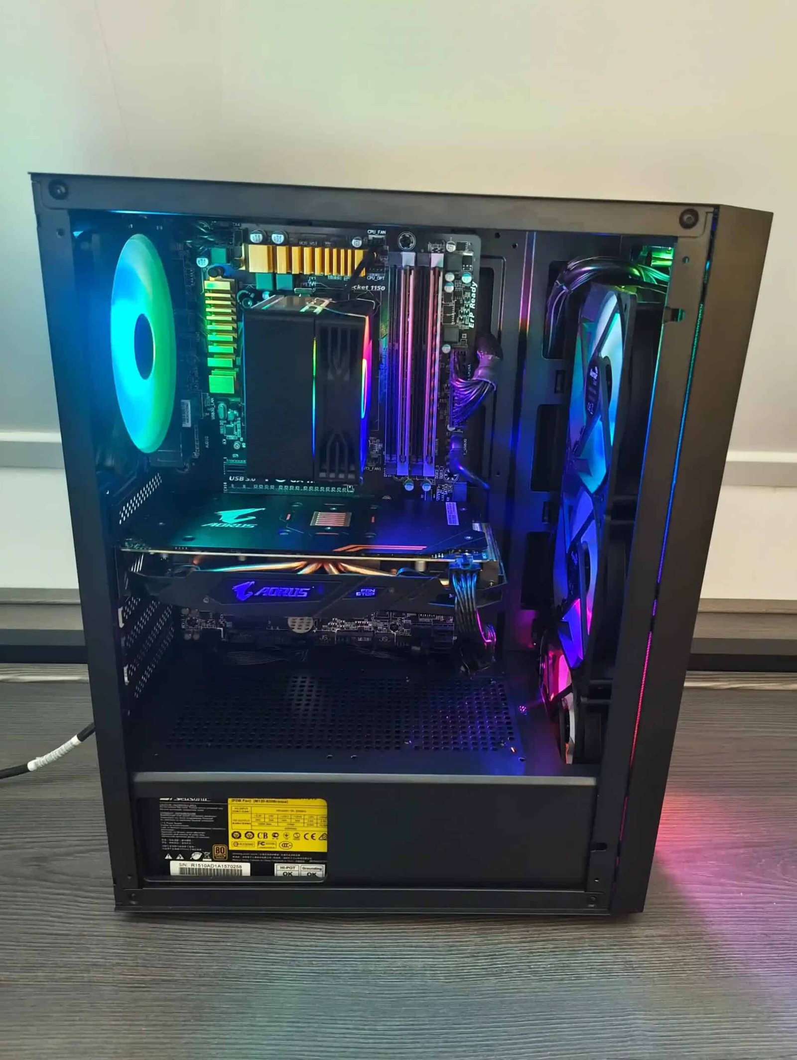 Opgefriste gaming-PC met nieuwe behuizing, koeling en RGB-verlichting.