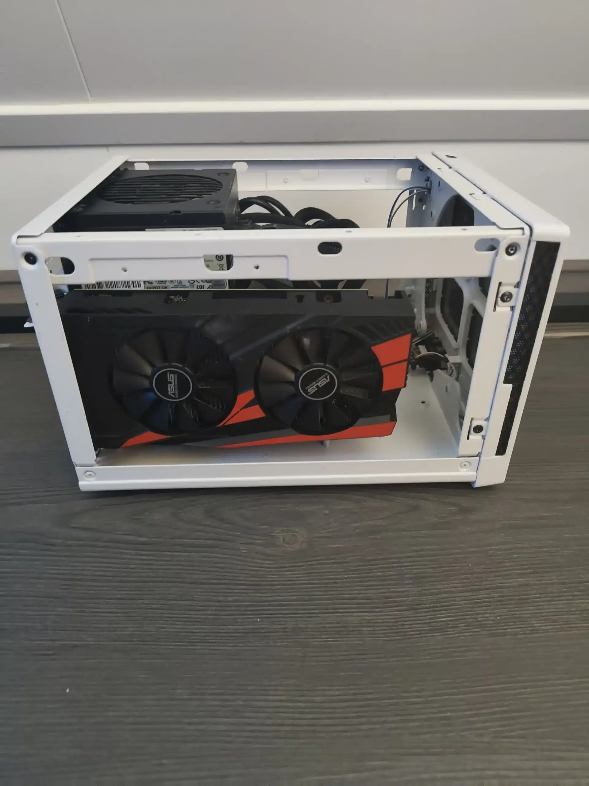 Binnenzijde van compacte Mini-ITX gaming-PC van Computer Service Noord